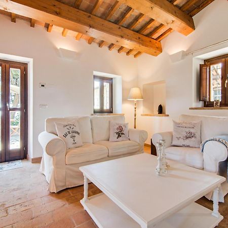 Stunning Apartment In Mombaroccio Near Metauro River Dış mekan fotoğraf